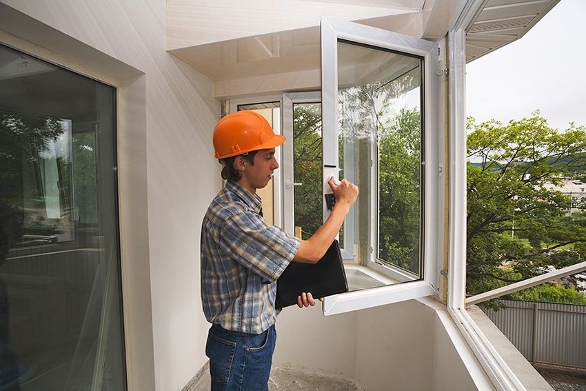 Pemasangan tingkap plastik di bata, panel dan rumah kayu