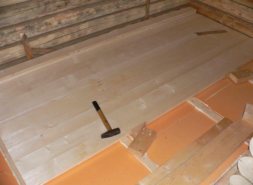 Penebat untuk lantai di rumah kayu, yang mana lebih baik untuk dipilih dan bagaimana untuk dipasang