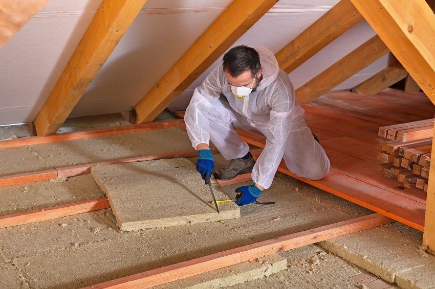 Penebat untuk lantai di rumah kayu, yang mana lebih baik untuk dipilih dan bagaimana untuk dipasang