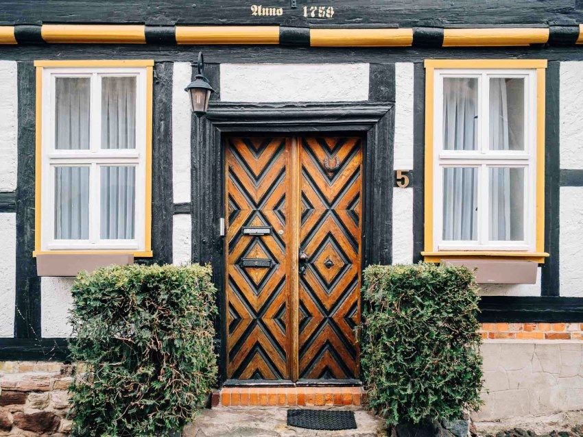 Masuk pintu kayu untuk rumah dan apartmen peribadi: kebolehpercayaan dan reka bentuk
