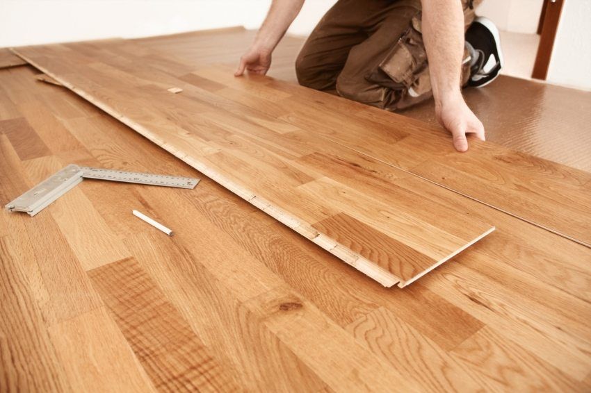 Video: bagaimana meletakkan lamina di lantai kayu dengan tangan, arahan dan tip mereka sendiri