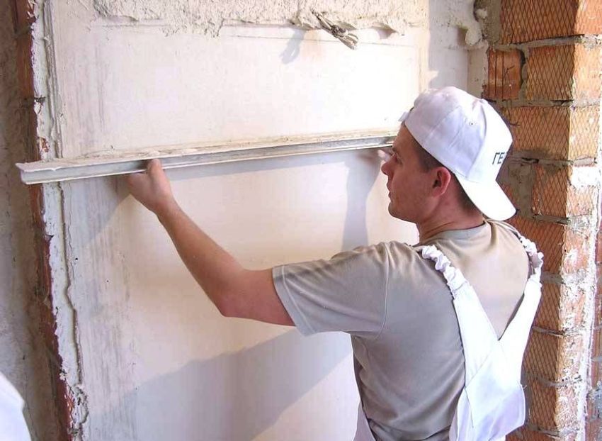 Video: dinding dempul di bawah kertas dinding dengan tangan mereka sendiri. Putty atau dempul, bagaimana?