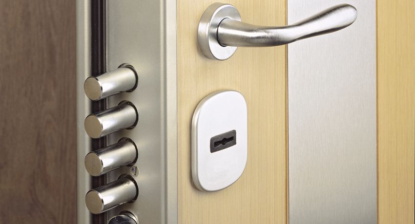 Kunci untuk pintu logam: pilihan alat yang boleh dipercayai untuk melindungi rumah