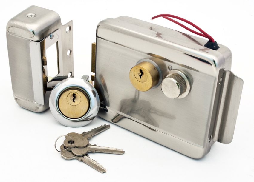 Kunci untuk pintu logam: pilihan alat yang boleh dipercayai untuk melindungi rumah