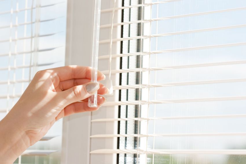 Blinds pada tingkap plastik: hiasan estetik bukaan